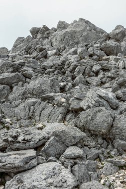 Yoğun kireçtaşı kaya ve kaya yığınları doğal dağ arazisi oluşturur.
