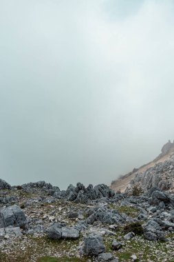 Dağ manzarası yoğun sisle kaplanmış ve görüş mesafesi çok düşük.