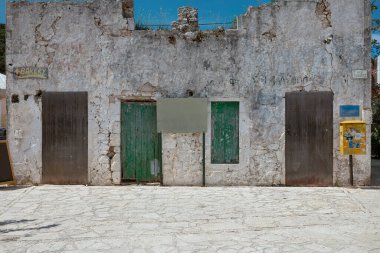 Otantik Yunan ada mimarisini gösteren yeşil panjurlu geleneksel yıpranmış bina.