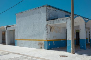 Geleneksel Akdeniz bina köşesi yıpranmış boya ve yatay çizgili deseni gösteriyor.