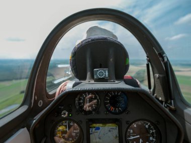 Yükselen uçuş sırasında kırsal arazide uçarken görülebilen aletlerle planör pilotu