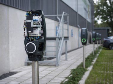 Elektrikli taşıt şarj istasyonu endüstriyel ortamdaki elektrik bileşenleri ve kontrol paneliyle