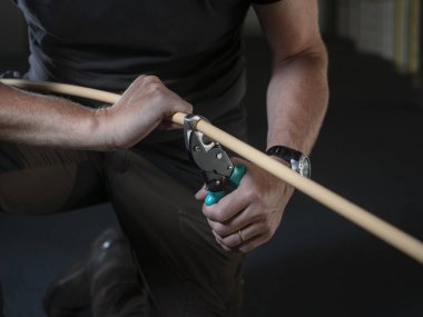 Eller ahşap kaplama kesmek için kullanılıyor ahşap işçiliği ve el işi projeleri için hassas araç uygulaması göstermek için