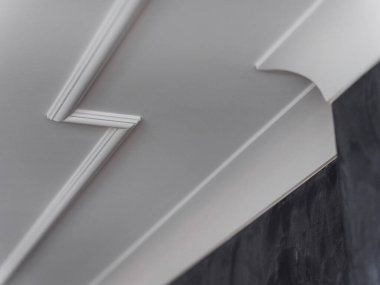 Beyaz kaplama döşeme ve dekoratif süsleme mimari detaylarıyla mavi desenli iç dekorasyon.