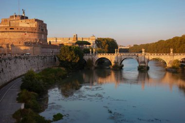 Castel Sant 'Angelo ve Tiber Nehri' nde altın yansımalı antik Roma köprüsü