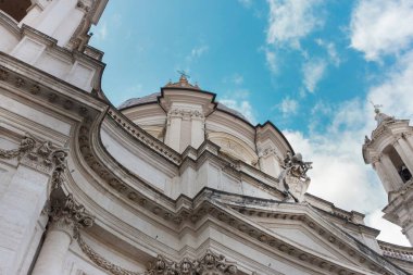 Süslü barok kilise kubbesi ve klasik mimari detaylarla dolu cephe