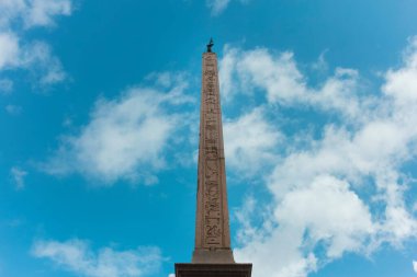 Roma 'da berrak mavi gökyüzüne karşı hiyeroglif oymalarla antik Mısır dikilitaşları