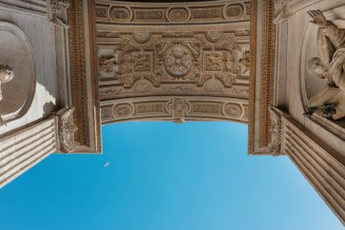 Vatikan mimarisinin dekoratif Rönesans dekorasyonlarıyla süslenmiş tavan.