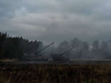 PZH2000NL topçu oluşumu dramatik bulutlu hava koşulları altında