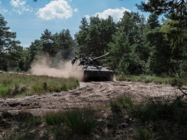 PZH2000NL topçu kumlu arazide ilerlerken büyük toz bulutu oluşturuyor