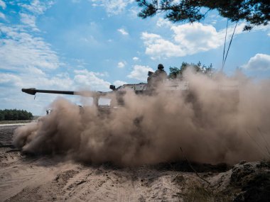 PZH2000NL topçu açık gökyüzü ile kumlu bölgede dramatik toz bulutu oluşturur