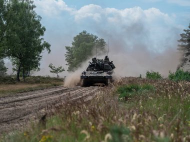 PZH2000NL ağır toz bulutuyla kırsal yol boyunca ilerliyor