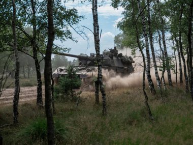 PZH2000NL topçu huş ağacı ormanında hareket ediyor toz bulutu yaratıyor