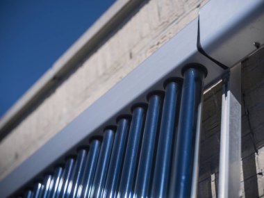 Mavi tahliye edilmiş güneş enerjisi termal toplayıcıları konut çatısı kurulumunda