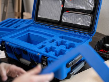 Özel ekipman depolama ve ulaşım ihtiyaçları için tasarlanmış özel köpük eklerini gösteren açık mavi koruyucu kutu