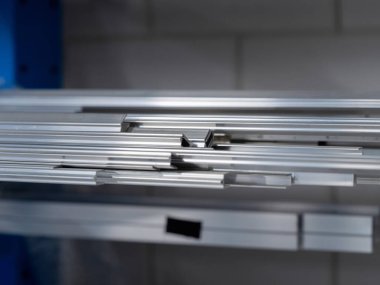 Uçuşlarda kullanılan alüminyum ekstrüzyon profilleri yığını endüstriyel malzeme arzını gösteriyor