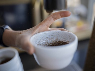 Profesyonel kupada örnek bütünlüğünü korumak için öğütülürken el koruma fincanı.