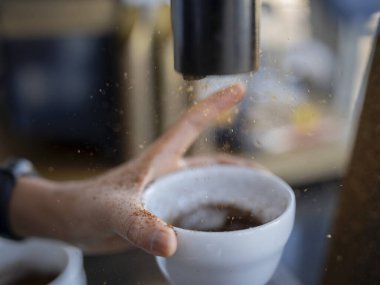 Görünür kahve tozu partikülleri profesyonel ortamdaki öğütme işlemi sırasında bulut etkisi yaratıyor