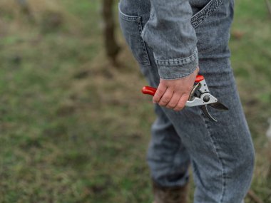 Doğal zemin yüzeyindeki çamurlu iş botlarının yakın çekimi tarım işçiliğinin ve açık hava tarım koşullarının gerçekliğini gösteriyor.