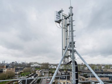 Telekomünikasyon ekipmanları ve anten dizisi yerleşim alanına bakan çatı katının kurulumu