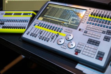 Çeşitli ekipman ve ekran ile teknik çalışma alanında düzenlenmiş çoklu profesyonel aydınlatma kontrol konsollarıName