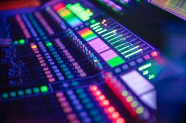 Renkli görüntüler ve denetim bölümleriyle gelişmiş dijital arayüzü gösteren profesyonel ışıklandırma kontrol konsolu