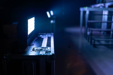 Mavi atmosferik ortamda görünür kiriş altyapısına sahip profesyonel sahne aydınlatma armatürü