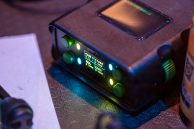 Tiyatro yapımlarında ekip koordinasyonu için kullanılan ekran görüntülü profesyonel XLR iletişim aygıtı