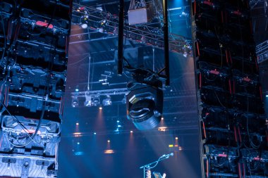 Kapsamlı aydınlatma donanımı geniş profesyonel donanım dizisi ve kiriş altyapısını gösteriyor