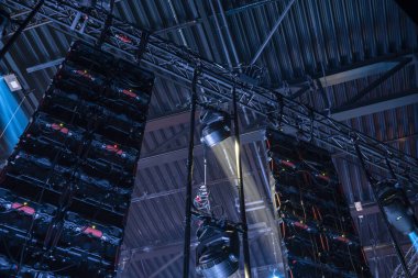 Geniş donanımlı ve çoklu fikstür tipli karmaşık profesyonel ışıklandırma kiriş sisteminin yukarı görünümü