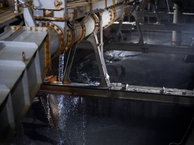 Gemi güvertesinde, deniz yatağı malzemesi üzerinde çalışan kesme ekipmanları ve su püskürtme sistemleriyle gece tarama operasyonları