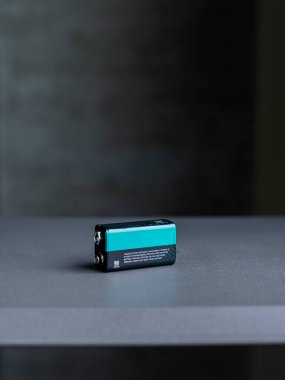 Tekli 9V pil turkuaz ve siyah renk şeması modern pil tasarımını gösteriyor