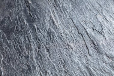 Çizgili gri sıva duvarı doğrusal fırça desenlerini ve yıpranmış mimari yüzey kaplamasını gösteriyor