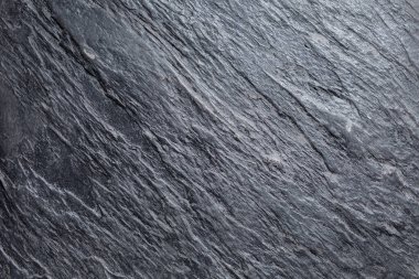 Yıpranmış gri sıva dış duvarın yakın çekimi, dokulu kaplama ve mimari yüzey detaylarını gösterir