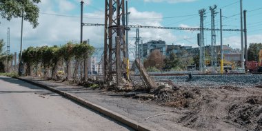 Prag şehir manzarasında elektrik altyapısını ve gelişimi gösteren kentsel inşaat çalışmaları