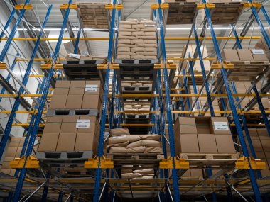 Çeşitli ambalajlı malları depolayan çok katmanlı bir depo tesisi.