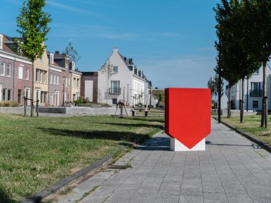 Logo metni ya da konum markalaşması eklemek için konut caddesindeki kırmızı kalkan formu mükemmel