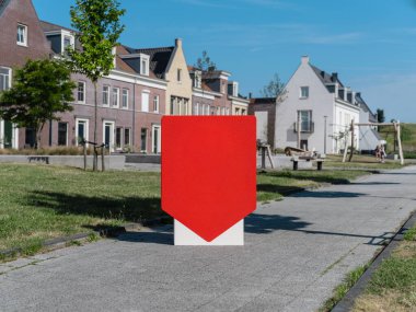 Çevredeki kırmızı kalkan formu dijital logo yerleştirme ve marka görselleştirme için ideal.