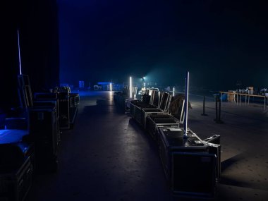 Sahne arkasında ekipman uçuş çantaları ve malzeme deposu olan profesyonel sahne arkası.