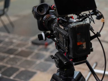 Sabit üç ayaklı sisteme monte edilmiş birden fazla bileşeni olan profesyonel sinema kamerası donanımı
