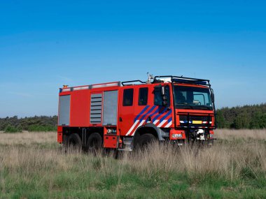 Hollanda acil durum itfaiye aracı kendine has üniforması ve doğal çayır arazisinde erişilebilir tüm ekipmanlara sahip.