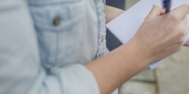 Yumuşak doğal ışıklandırmada bulanık arkaplanı olan beyaz kağıtları ya da belgeleri tutan ellerin yakın çekimi