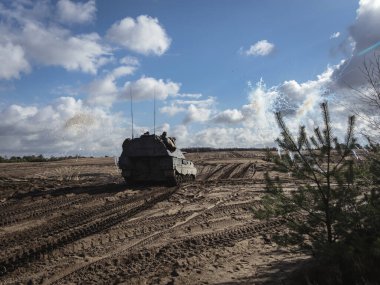 PzH 2000NL öz güdümlü topçu sistemi eğitim sırasında sis perdesi yerleştiriyor