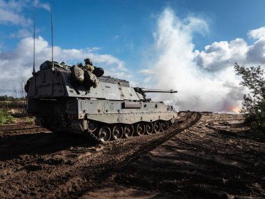 PzH 2000NL topçu sistemi, sis perdesi egzersizi sırasında mürettebatın konuşlandırma efektleri ile birlikte.