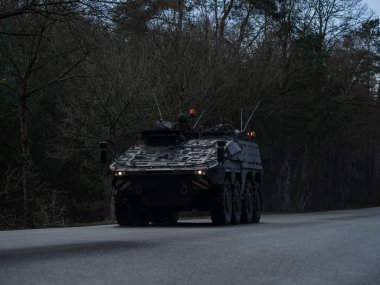 Zırhlı personel taşıyıcı gece operasyonları sırasında yol üzerinde ışıkları aktif hale getirildi.