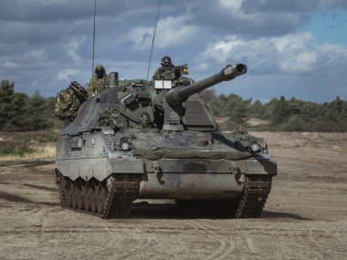 PzH 2000NL Howitzer 'in ön görüntüsü.