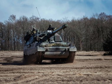 PzH 2000NL havan topu askeri tatbikat sırasında mürettebatla birlikte ileri konumda.