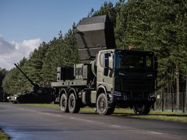 Gelişmiş algılama yetenekleri için yüksek anten dizisine sahip MMR radar sistemi