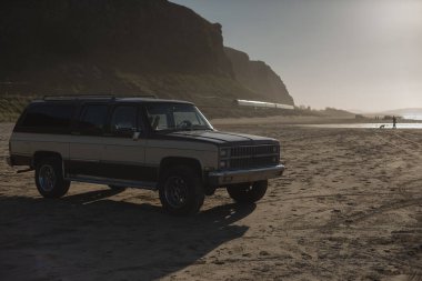 İrlanda sahilinde yüksek uçurumları ve uzak plajları olan klasik bir SUV vagonu.