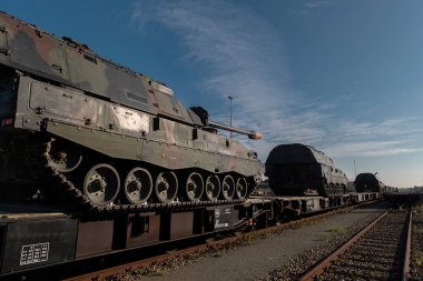 PZH2000NL topçu sistemi temiz mavi gökyüzü arka planına sahip nakliye için demiryolu düz vagonuna sabitlendi